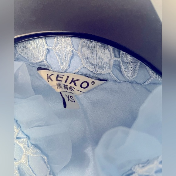 Blue lace dress with patch design - Picture 2 of 3